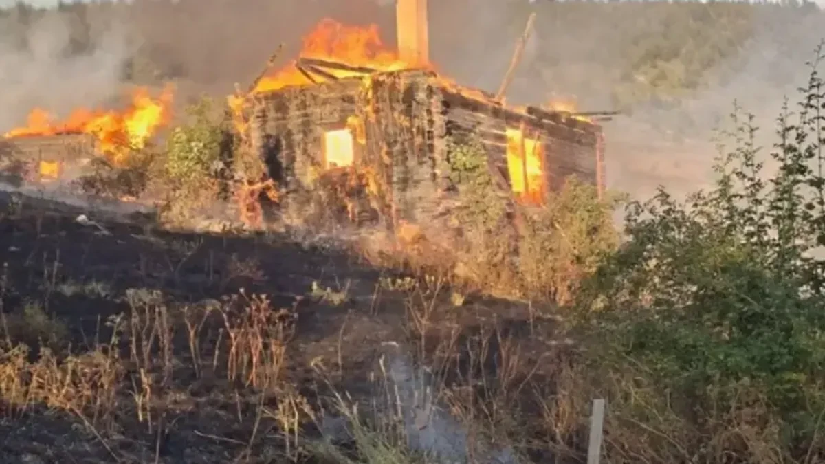 Buktinja progutala market u Vršcu: Deo objekta se urušio, čule se i detonacije! (VIDEO)