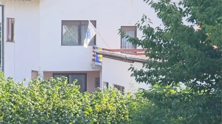 Okačili ratne zastave Armije BiH da prete predsedniku Srbije! "Hvala im što pokazuju da nisu razumeli" (VIDEO)
