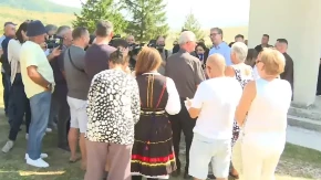 Vučić: Ne zaboravite da niko pred ovim srušenim kućama i majkama u crnini nije pognuo glavu (VIDEO)