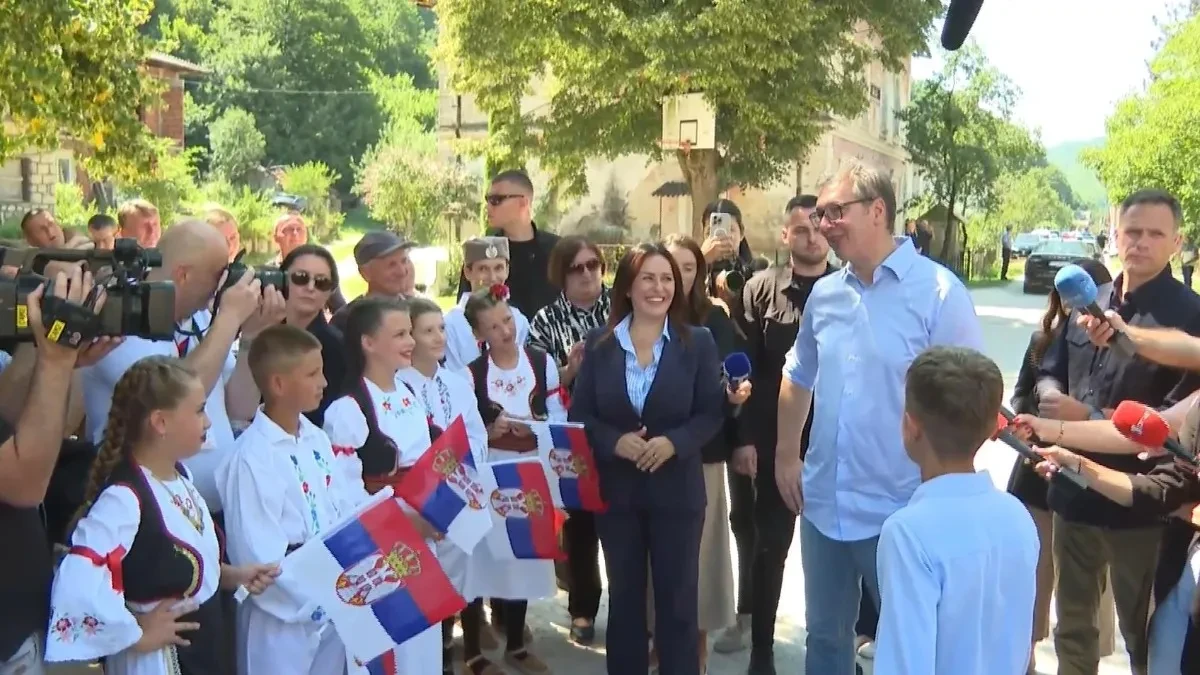"Zapamtite, biće Aleksa veliki političar" Vučić razgovarao sa mališanima u Jezeru