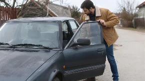 Pošao da uđe u auto, a onda se zaledio: Ono što ga je sačekalo na vratima ostavilo je mreže u neverici!