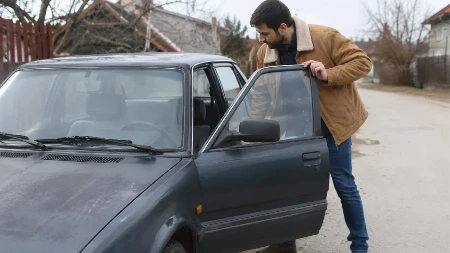 Pošao da uđe u auto, a onda se zaledio: Ono što ga je sačekalo na vratima ostavilo je mreže u neverici!