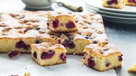Žuti kolač sa višnjama: Starinski recept s merama na kašiku, svima uspe!