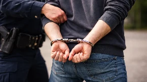 Haos u Zemunu: Mladić (22) opljačkao čoveka i iz čista mira napao policajca i povredio ga!