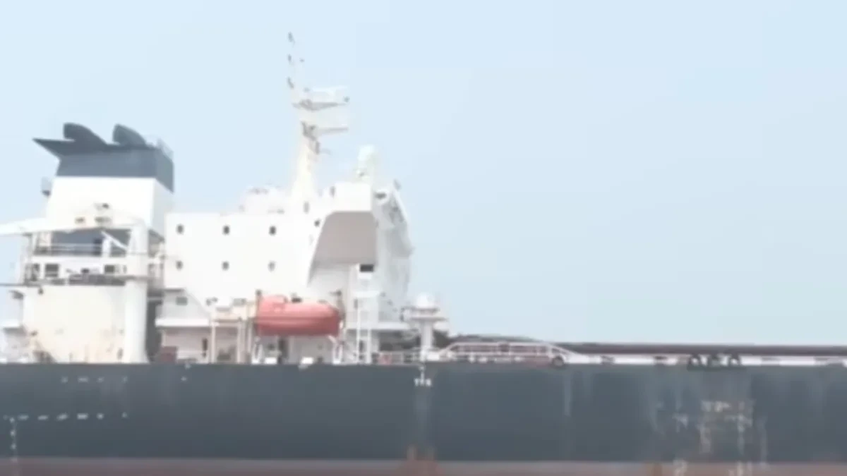 Potonuo indijski brod! Pogođen je raketom