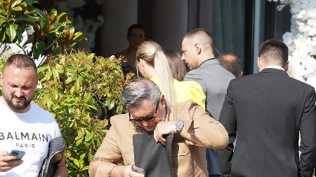 Majku smestio u dom, a ženi prepisao sve što ima! Pevač 20 godina mlađoj supruzi ostavio svu imovinu: "Volim je najviše na svetu"