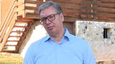 "Posebno hvala onima koji do kraja rata nisu živeli ovde, a sada su okačili ratne zastave BiH" Vučić: Valjda treba da se tresem od straha