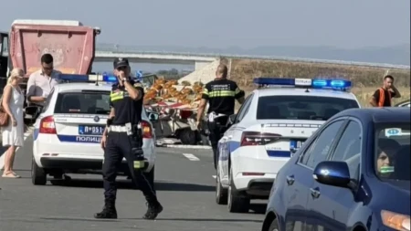 Smrskani kamion i tela pored puta: Prve fotografije stravične nesreće kod Šapca u kojoj su poginuli putari (FOTO)  