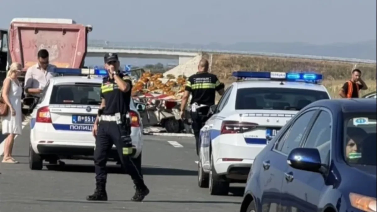 Smrskani kamion i tela pored puta: Prve fotografije stravične nesreće kod Šapca u kojoj su poginuli putari (FOTO)  