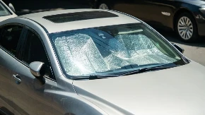 Samo ovako je ispravno: Mnogi vozači pogrešno koriste zaštitu od sunca, zato auto nikako da im se rashladi