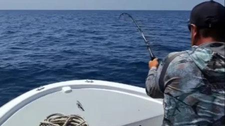 Iz dubine je izašlo čudovište od 230 kilograma: Trojica braće jedva savladala morskog gorostasa!
