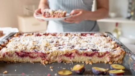 KOLAČ SA ŠLJIVAMA KOJI SE TOPI U USTIMA: Vazdušast biskvit i sočno voće savršena su kombinacija (RECEPT)
