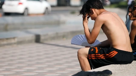 Bebe i malu decu ne iznosite napolje: Ovo su saveti doktora kako da izdržati velike vrućine