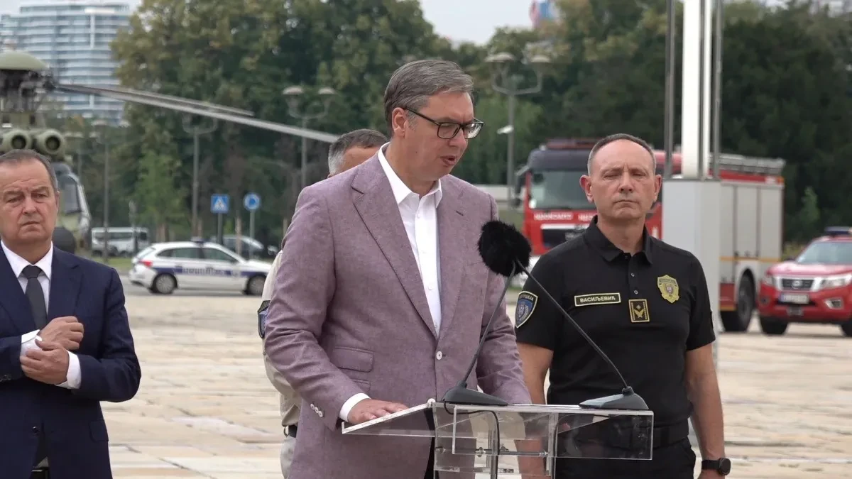 "U ovom trenutku..." Vučić: Imamo velikih problema u Deliblatskoj peščari, branimo dva naseljena mesta