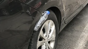 Ako vidite plastičnu flašu pored točka, ne krećite odmah: Evo zašto vozači širom sveta upozoravaju jedni druge!