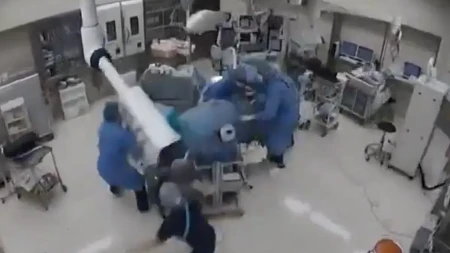 Razoran zemljotres ih bacao po sali! Kruži dramatičan snimak iz Japana, pogledajte reakciju hirurga (VIDEO)