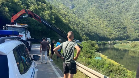 Auto sleteo u jezero u Ovčarsko - kablarskoj klisuri: U toku izvlačenje vozila, svedoci u šoku 