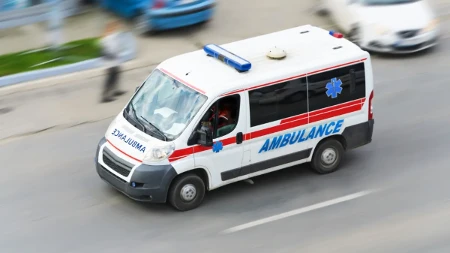 Užas u Leskovcu: Drvo palo na radnicu marketa, hitno prevezena u Urgentni