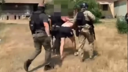 Munjevita akcija specijalaca SAJ-a i UKP-a! Dramatičan snimak hapšenja opasnog kriminalca, pokušao da pobegne pa sustignut na poljani (VIDEO)