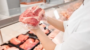 Uzima zalogaj i plače: Veganka posle 14 godina prvi put probala meso, ovu reakciju niko nije očekivao