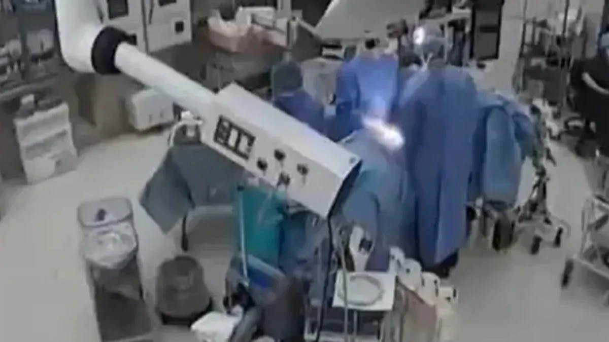 Zemljotres zatresao salu usred operacije: Hirurzi telima zaštitili pacijenta dok je sve oko njih letelo! (Video)