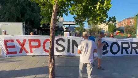 Slika dve Srbije u Kragujevcu: Kulturni ljudi došli da podrže mlade i tradiciju, a petoro blokadera pokušava da napravi haos (VIDEO)