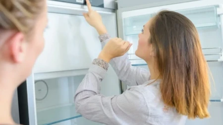 Većina je primeti tek kada se pojavi voda: Mala rupa na dnu frižidera ima važnu funkciju, a malo ko zna za nju