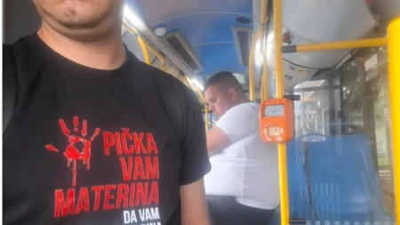 Blokaderski novinar s uvredljivom porukom celoj Srbiji kuka jer je uhvaćen kako se švercuje u autobusu!