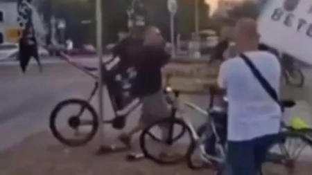 Blokaderi potpuno poludeli! Jedan napao nasred ulice, a onda je neko uzviknuo - "pa, to su vaši!"