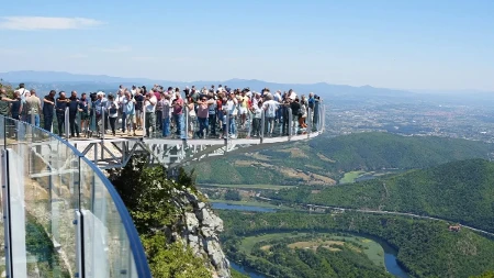 „Nezaboravno iskustvo, svima preporučujem“ Vidikovac "Kablar Skywalk" za mesec dana posetilo više od 20.000 ljudi, a blokaderi pokušavali da ga spreče