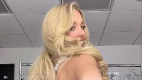 Ni Pamela Anderson ovo nije radila! Zgodna glumica pred kamerama najbezobraznije provocira!