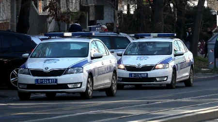 Užas u Borči: Automobil uleteo u autobusko stajalište, pokosio devojku i mladića, krv i srča na mestu nesreće!