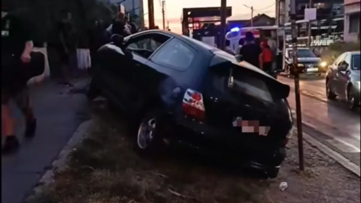 Prvi snimak užasa u Borči: Automobil izleteo na autobusko stajalište, povređeno dvoje mladih! (VIDEO)