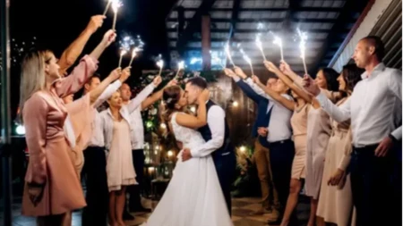 Ma, da nije malo preterala?! Mreže gore, snimak majke koja doji bebu dok igra na svadbi napravio pometnju 
