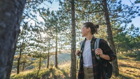 Opušteno je šetala šumom kada je ugledala nešto kako ide pravo ka njoj: Pogledala je bolje i sledila se u sekundi