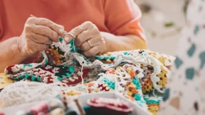 Pletenje i heklanje – kreativan hobi koji održava ruke aktivnim