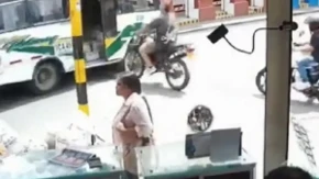 Motociklista se zakucao u autobus punom brzinom: Probio vrata i završio među putnicima, a onda je usledio šok