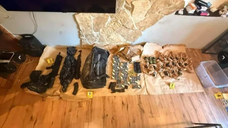 Policija upala u kuću Beograđanina (43) pa otkrila tajni bunker!: Pronađene dve automatske puške, 20 bombi i puna torba municije