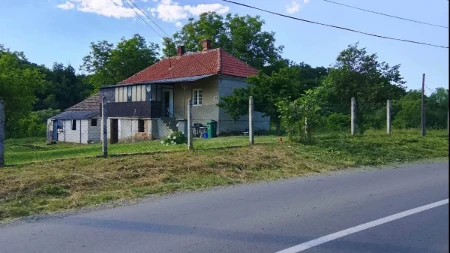 Za 47.000 evra prodaju dve kuće nadomak Beograda: Ukupno 100 kvadrata, 8,5 ari, a centar na 500 metara