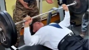 Ima 58 godina i upravo je ponizio teretanu! Ovaj predsednik podigao je 100 kilograma čak 20 puta, vojnici gledali u neverici