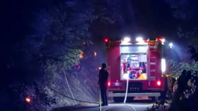 Drama kod Ostroga!: Vatra bukti nadomak manastira, vatrogasci ne mogu da priđu požaru