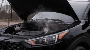 Otac pregledao ćerkin polovan auto, pa zapazio nešto jako čudno: Zbog ovoga ćete i vi odmah zaviriti ispod haube