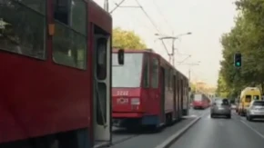 Kolaps u Bulevaru! Tramvaji stoje, ljudi pešače, šta se ovo dešava?! (VIDEO)