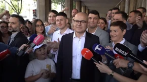 "Verujemo u slobodnu i suverenu Srbiju, ne da joj drugi govore šta da radi" Predstavnici liste "Aleksandar Vučić - Ujedinjena Srbija" predali potpise RIK-u