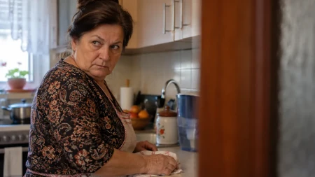 Vratila se ranije s posla i doživela šok: Ono što je svekrva radila u njihovom stanu muž joj nije rekao!