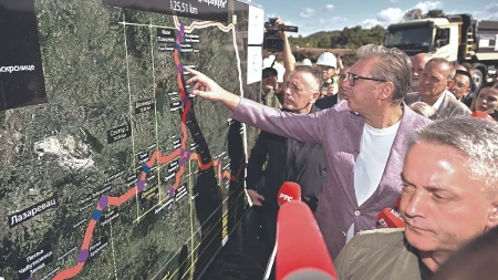 Aleksandar Vučić obišao radove na brzoj saobraćajnici Vožd Karađorđe: Od Beograda do Aranđelovca za 45 minuta 