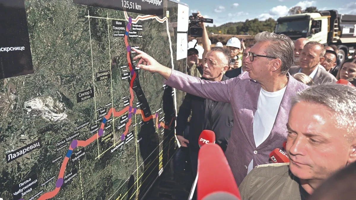 Aleksandar Vučić obišao radove na brzoj saobraćajnici Vožd Karađorđe: Od Beograda do Aranđelovca za 45 minuta 