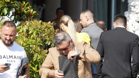 Majku smestio u dom, a ženi prepisao sve što ima! Pevač 20 godina mlađoj supruzi ostavio svu imovinu: "Volim je najviše na svetu"