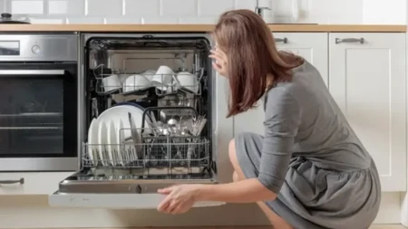 Staklene čaše će biti kao nove bez muke: Ne ubacujte ih u mašinu za sudove, evo kako ih je najbolje oprati 