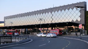 Laserima ometali pilote da slete na aerodrom "Nikola Tesla"! 25 pokušaja da izazovu tragediju, evo gde su lociranu!